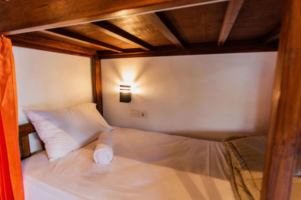Camar Cottage & Hostel Toyapakeh エクステリア 写真